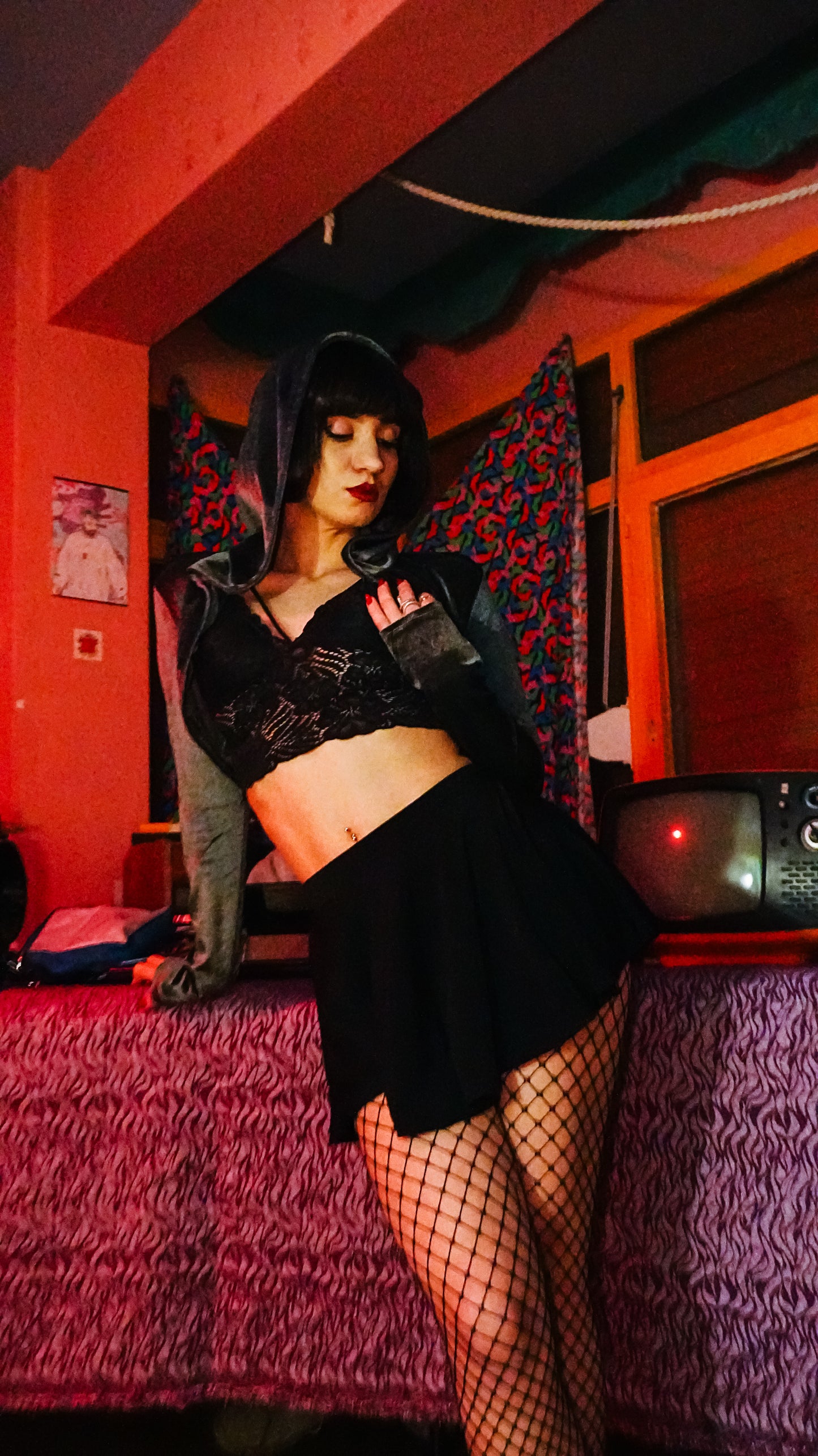 Kadife kapüşonlu crop hırka