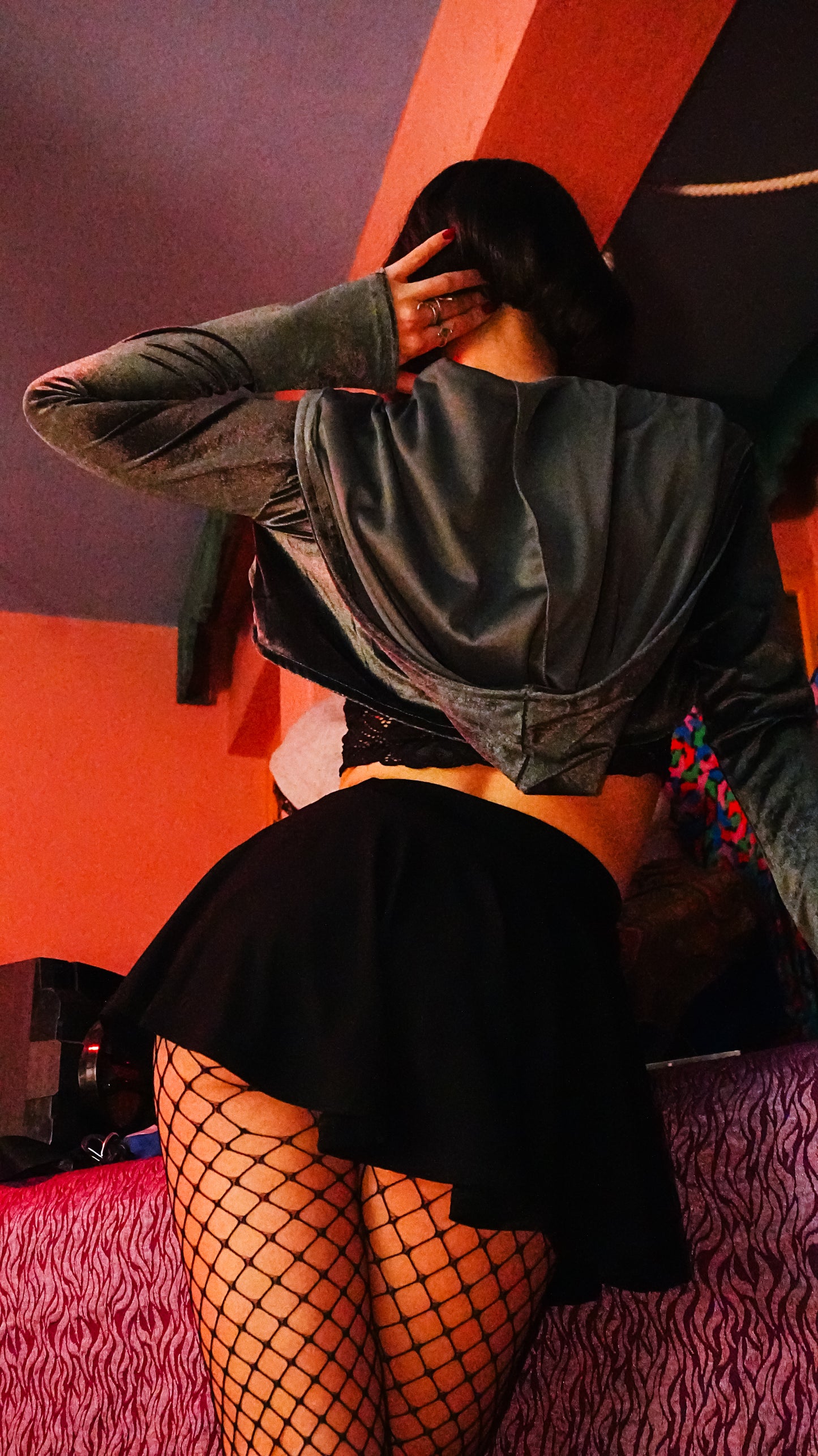 Kadife kapüşonlu crop hırka